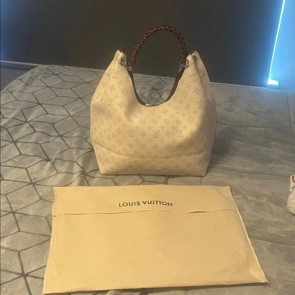 Chic White Monogram Hobo Bag - Picture 3 of 7